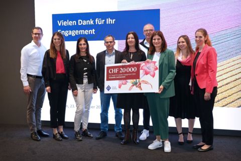 Scheckübergabe LGT Award.jpg